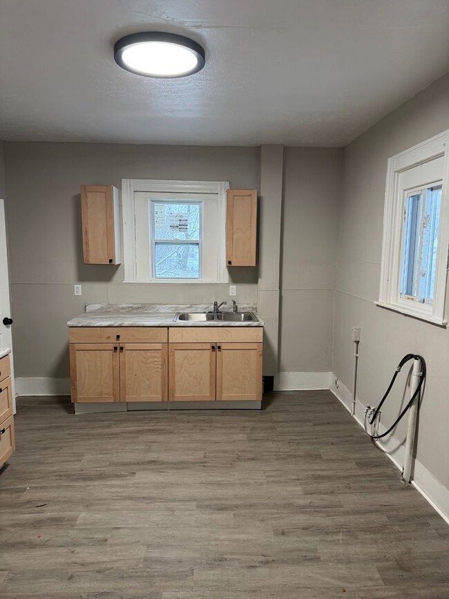 Building Photo - Charming 4-Bedroom Property in Prime Location