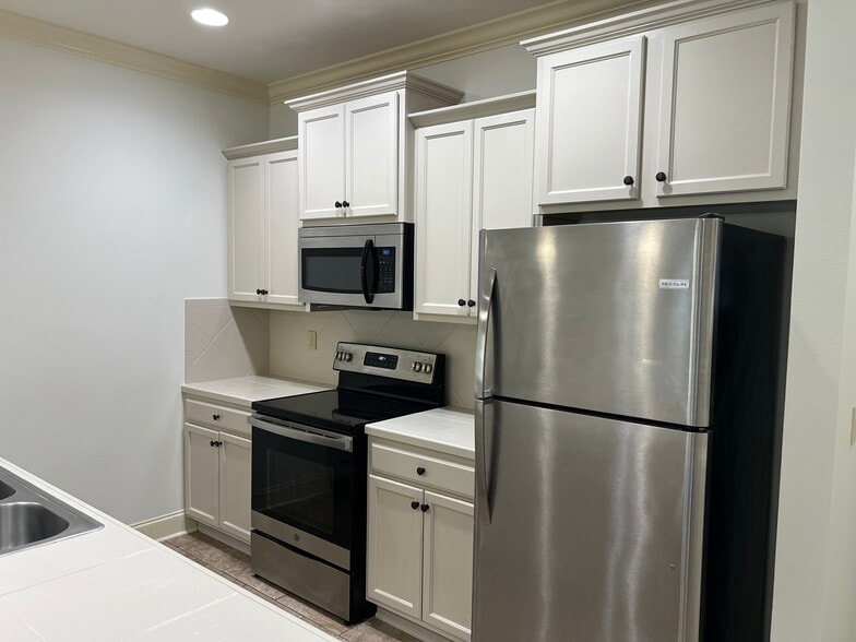 Kitchen - 37140 Woodgate Ave