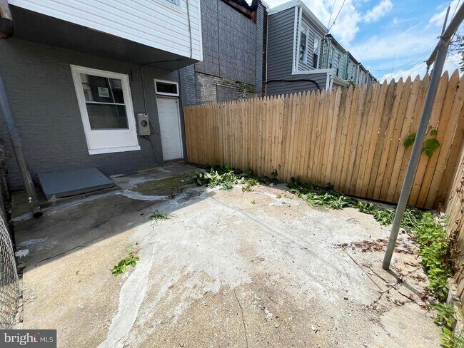 Building Photo - 1736 Darley Ave