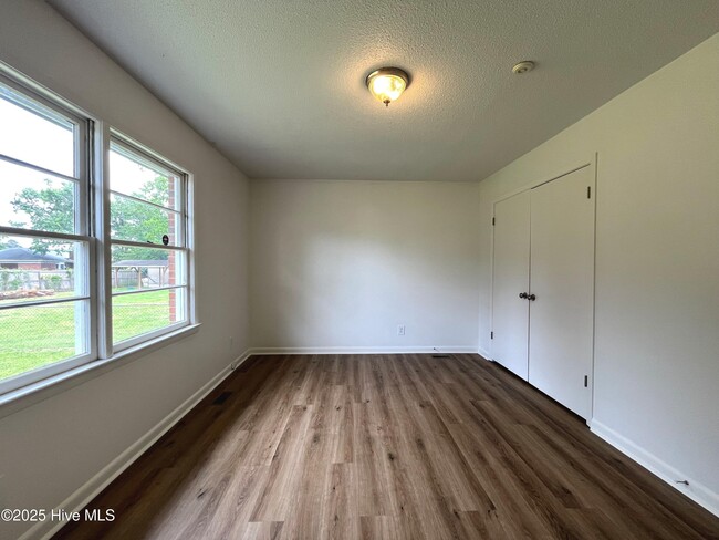 Building Photo - 5205 Dakota Ct