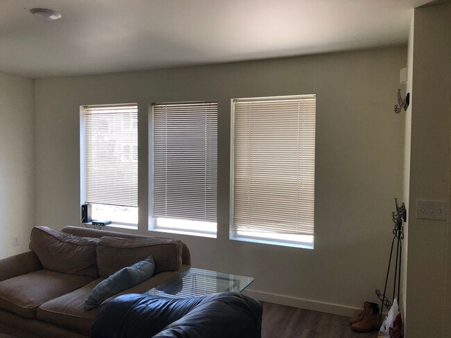 Building Photo - 4 Bedroom Townhome in Hawks Ridge