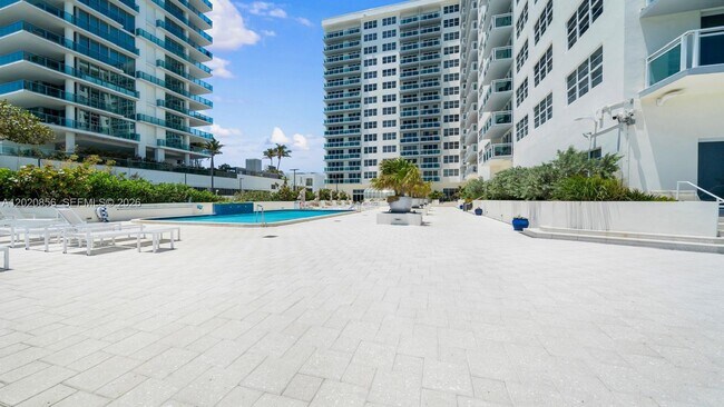 Building Photo - 6917 Collins Ave