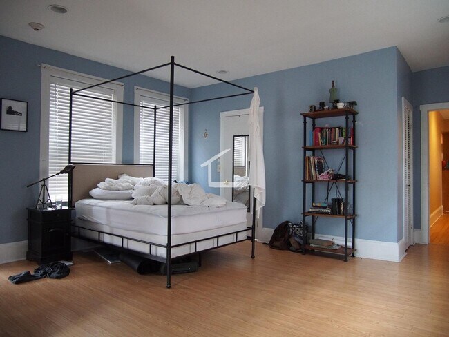 Building Photo - Beautiful, Spacious, Fully Renovated Allston 3 Bed/2 Bath Condo. 1100 block of Comm, Heat Include...