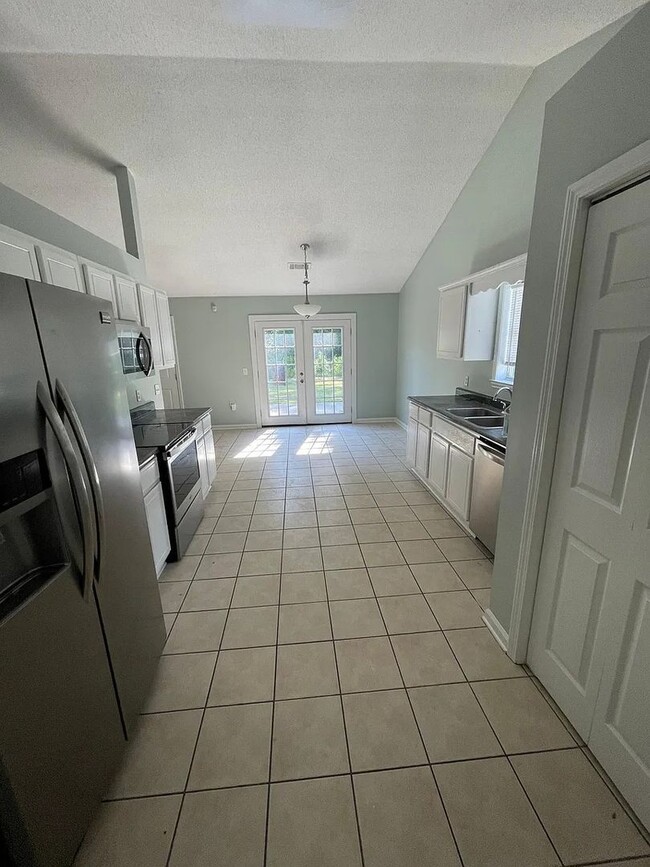 Building Photo - 3 Bedroom, 2 Bathroom Home available in Ma...