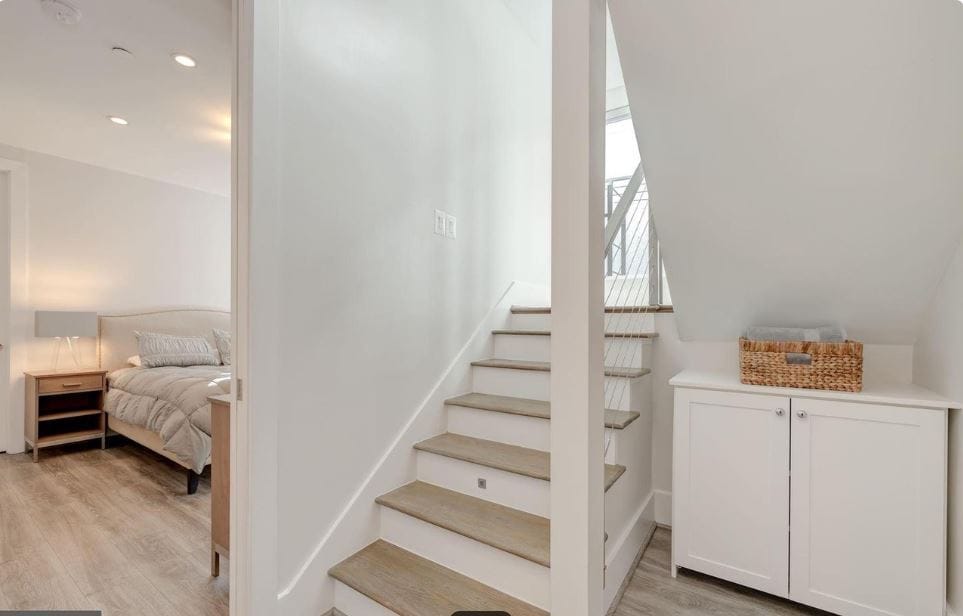 lower landing - 3919 Fulton St NW