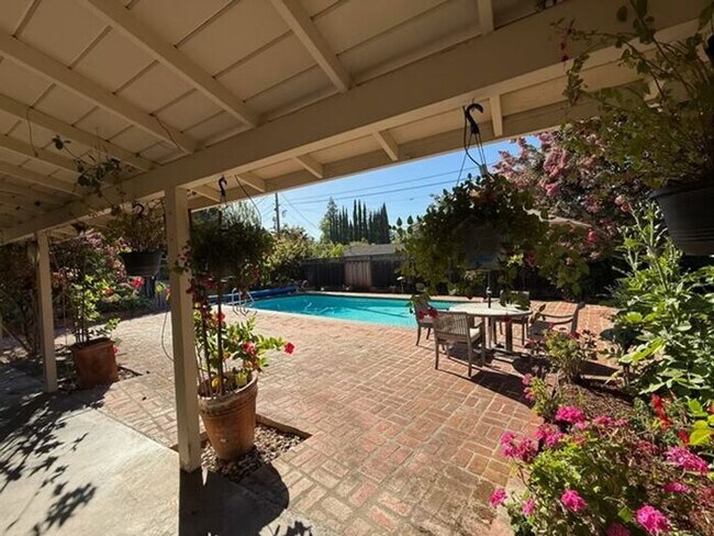 Building Photo - Beautiful 4 bedrooms 2.5 bath home