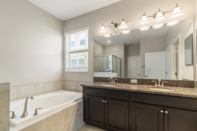 Building Photo - Spacious 4 bed, 3 Bath Terra Bella Home fo...
