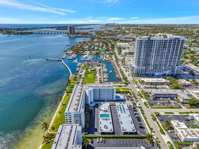 Building Photo - 301 Lake Shore Dr