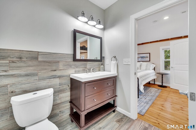 Building Photo - 736 Main St