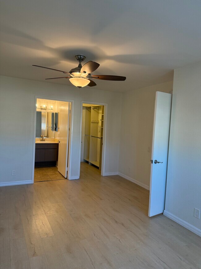 Building Photo - 3142 Midway Dr