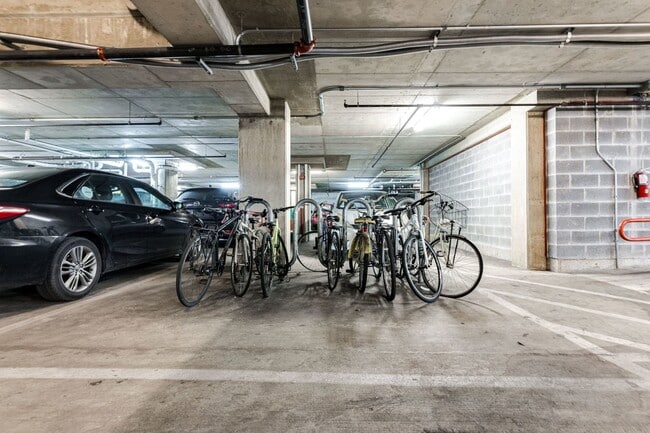 Building Photo - Modern 3 Bed 2 bath condo WITH 2 PARKING S...