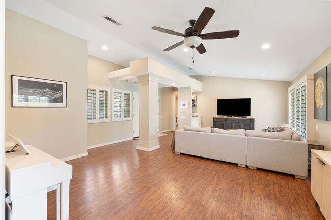 Building Photo - 43911 La Carmela Dr