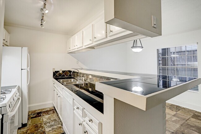 Building Photo - 2418 Mimosa Dr