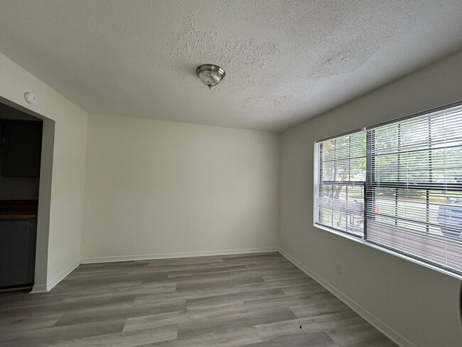 Building Photo - SPRING MOVE-IN SPECIAL AND RATE DROP ALERT...