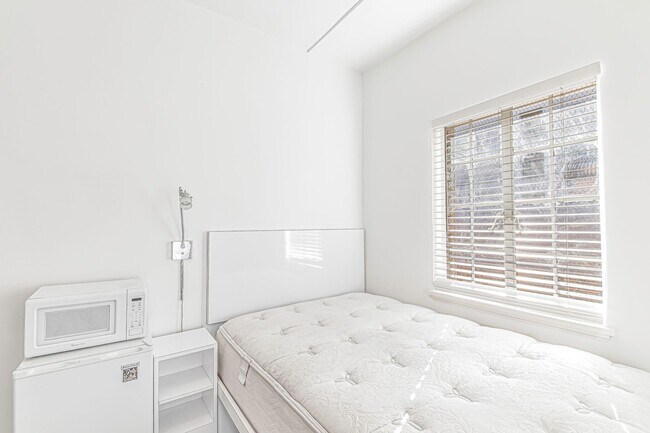 Interior Photo - 335 Pacific Avenue