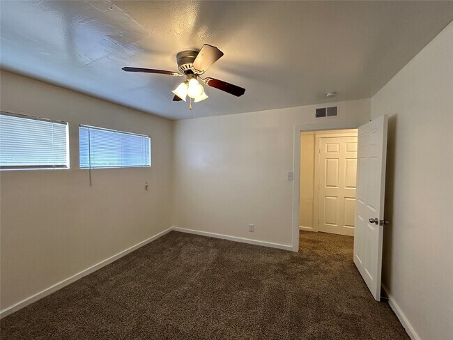 Building Photo - 5415 Scott St