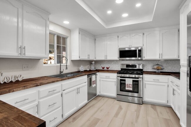 Building Photo - Western Hills Estate home/ 3 bedroom/ 2 ba...