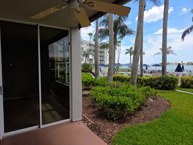 Building Photo - 5801 Bahia Del Mar Cir