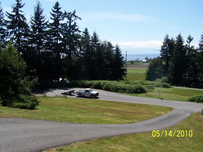Building Photo - Spacious Home in Beautiful Neighborhood!