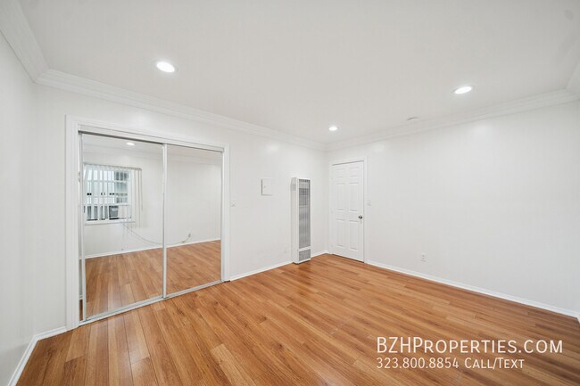 Building Photo - 710 Westmount Dr