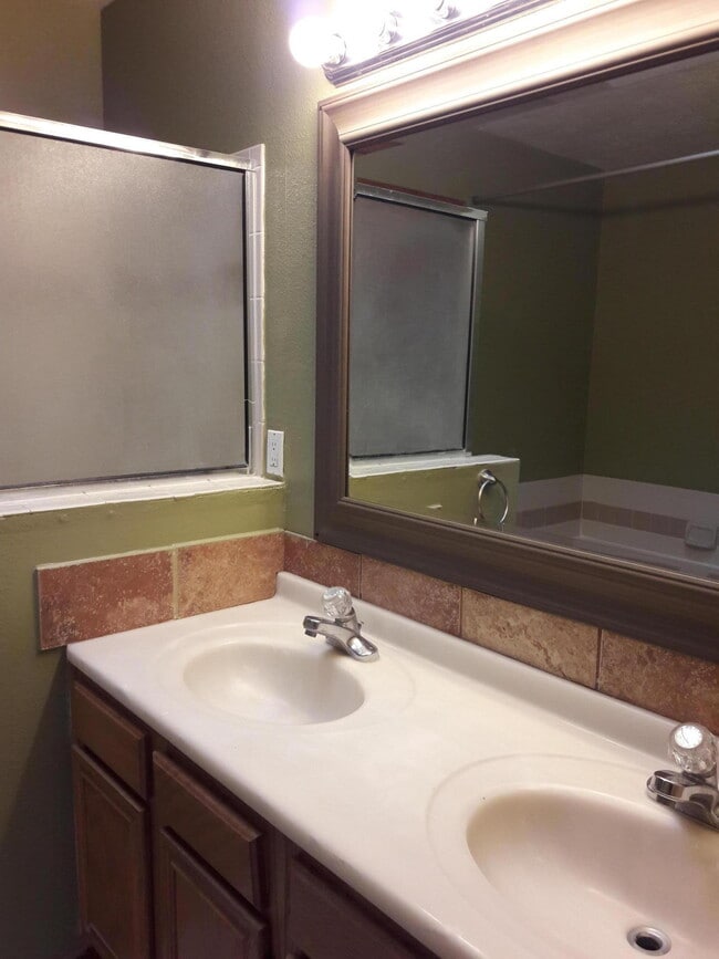 Building Photo - 2215 Sunstone Dr NW