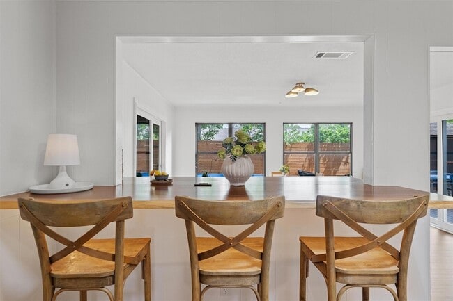Building Photo - 802 Leisure Run Cove