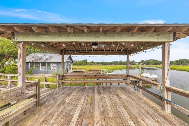 Building Photo - Gorgeous Waterfront Home on Isle of Hope