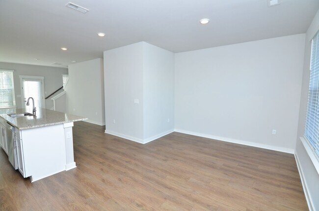 Building Photo - Beautifully Maintained Townhome in a Prime Location