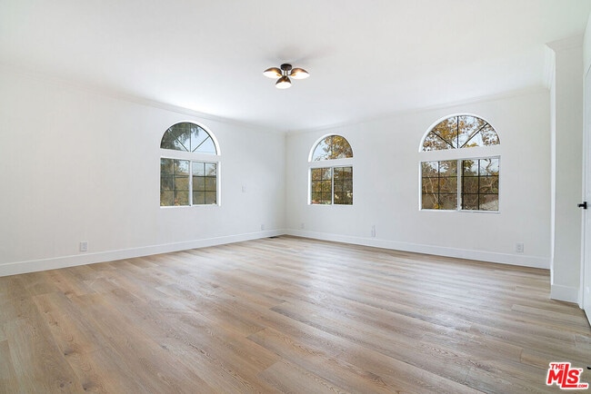 Building Photo - 6686 Drexel Ave