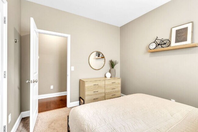 Building Photo - Charming 3-Bedroom Furnished Haven with Co...