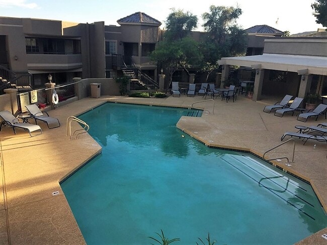 Building Photo - Spacious 1 Bedroom Condo in North Central Phoenix!