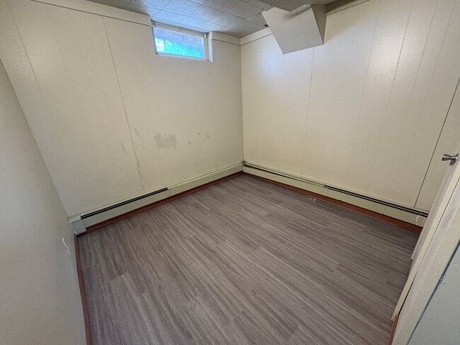 Building Photo - Centrally Located 3 bedroom home