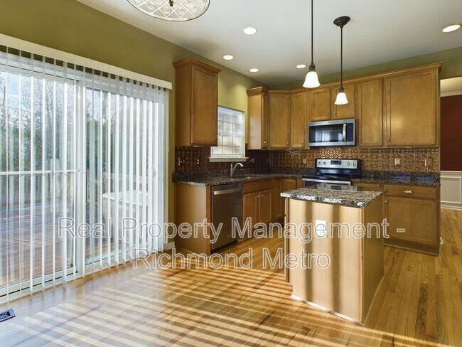Building Photo - 6431 Kings Crest Ct