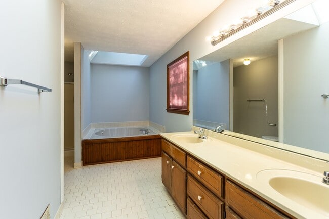 Building Photo - 3301 Sams Way SE