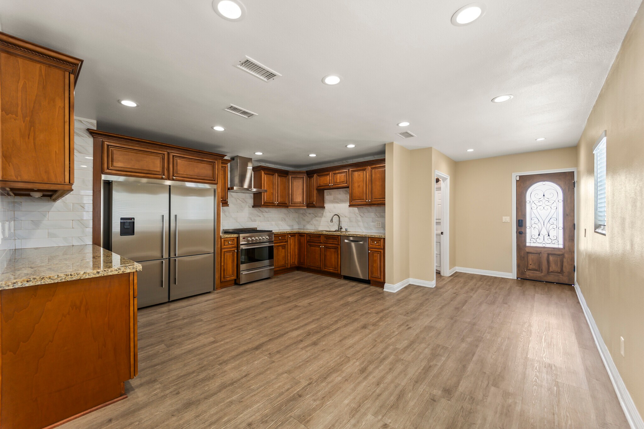 Large open kitchen - 12938 Jefferson Ave
