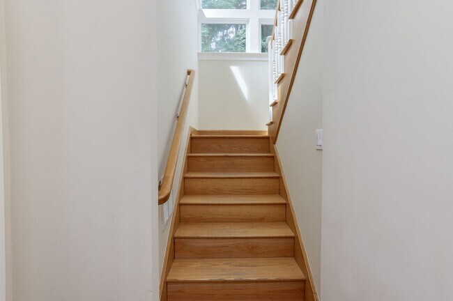 Building Photo - 3 Bed / 2 Bath Woodside home on large lot ...