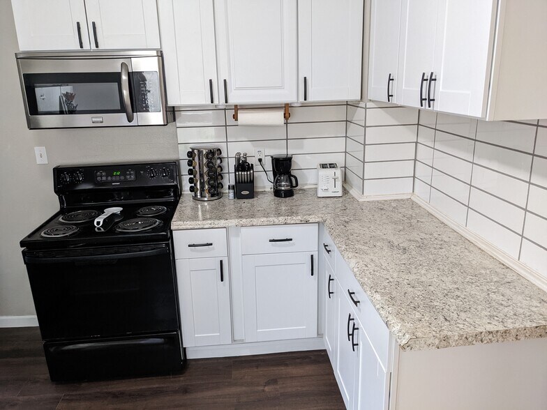 Building Photo - 4116 S Thompson Ave