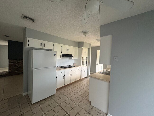 Building Photo - Cozy, Updated, and Move-in Ready 3/2/1