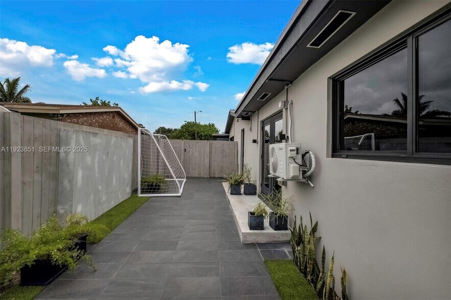 Building Photo - 530 NW 39th St