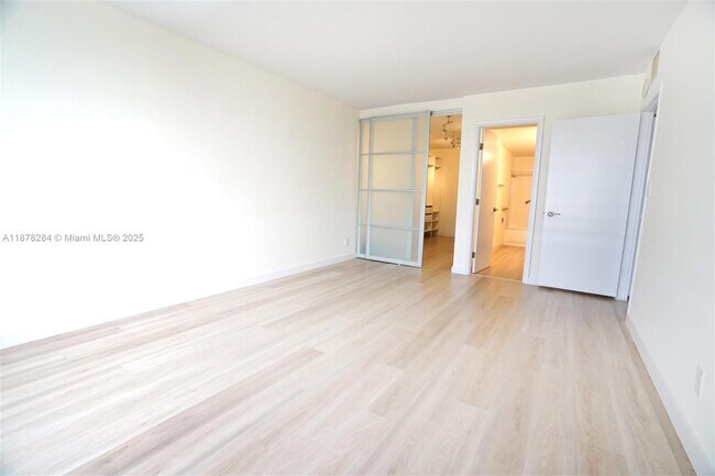 Building Photo - 2500 Parkview Dr