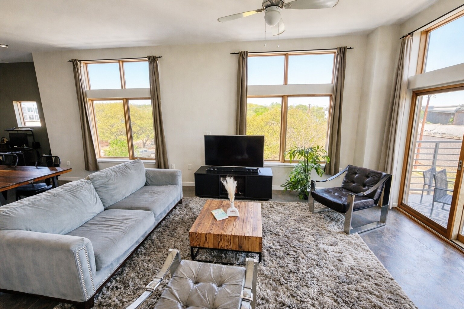 Building Photo - 2124 E 6th St