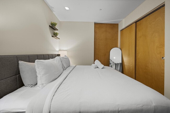 Building Photo - 160 E Berkeley St