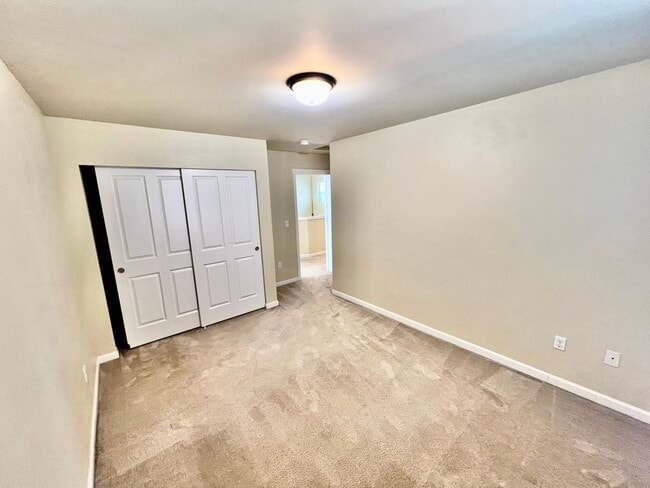Building Photo - MOVE IN READY: 4bd 2.5ba 2,086 sq ft