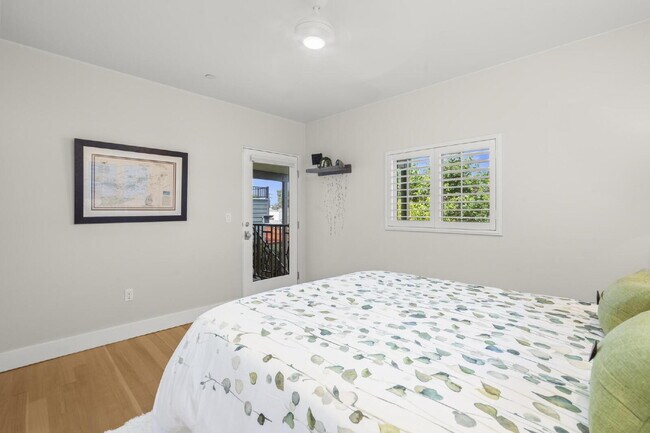Building Photo - Stunning, Modern and Immaculate 3/BR 2.5/B...