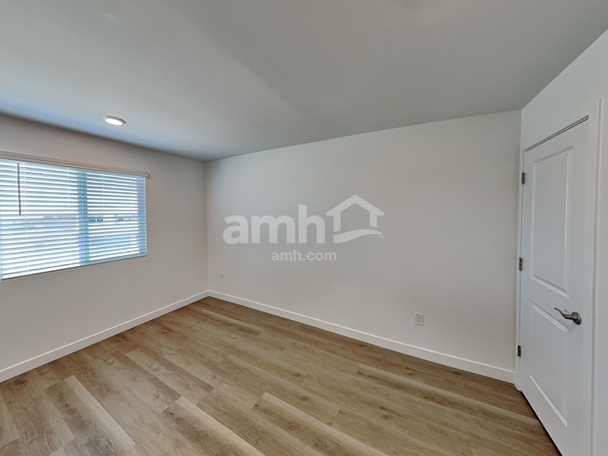Building Photo - 9665 N Avenida Lucena