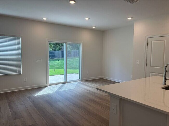 Building Photo - Brand New Build! 4 Bedrooms