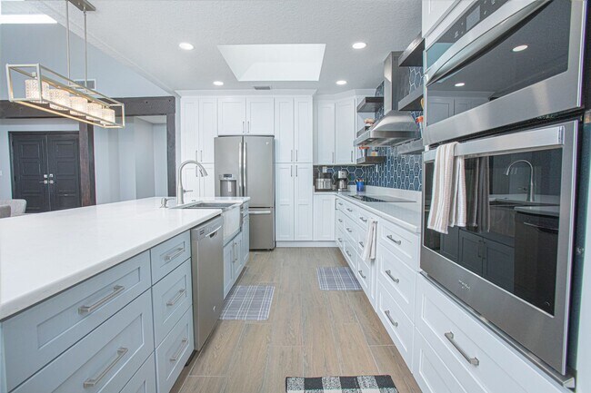Building Photo - Beautifully Updated 3/2 Pool Home with Lar...