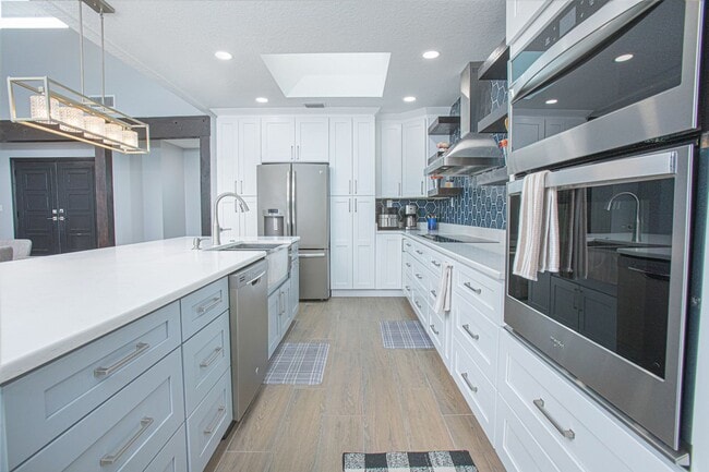 Building Photo - Beautifully Updated 3/2 Pool Home with Large Backyard in Lake Ajay (Gated Community)