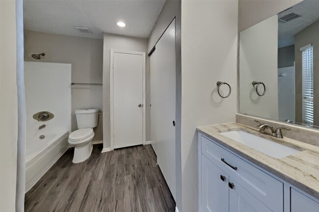 Building Photo - 11831 Oakner Dr