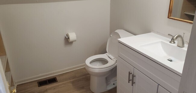 Building Photo - 4 bd, 2 ba 2-story house, central west Columbia location, many recent improvements